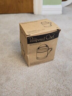 Pampered Chef Flour Sugar Spice Shaker with Handle Storage Lid